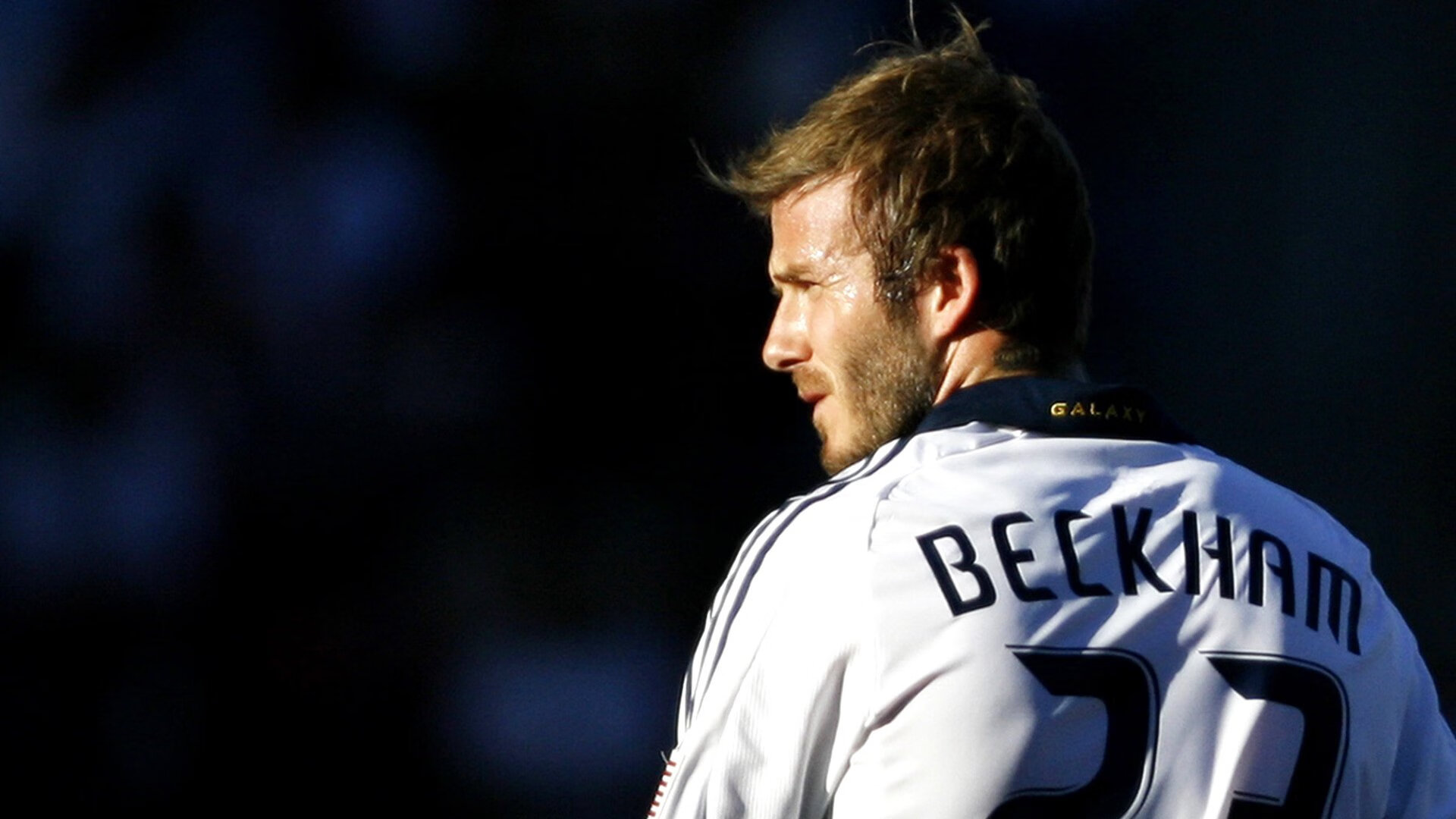 爱游戏体育官网-乒乓球赛事场外：选手备战紧张进行，比赛乒乓